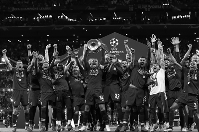 上海狂轰69分，怀特塞德8分半送4次封盖，上海大比分领先