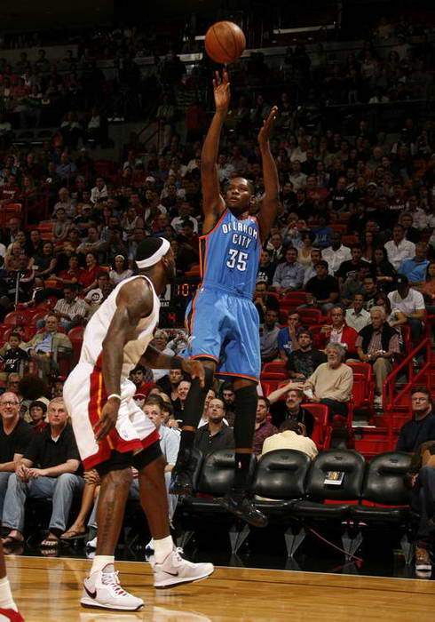 阿利松妻子晒术后照，阿利松此前因个人事务返回巴西（阿利松因私返巴西，妻子分享术后照片）