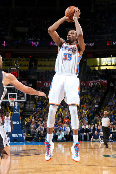 前锋远射破门，全场欢呼（前锋远射建功，全场沸腾）