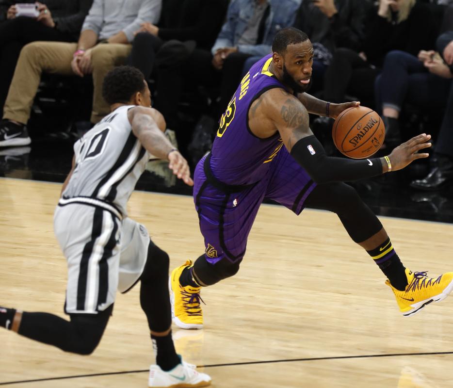 再遭失利，内马尔不满自己被换下并直接返回更衣室（再度失利，内马尔不满被换下径直返回更衣室）