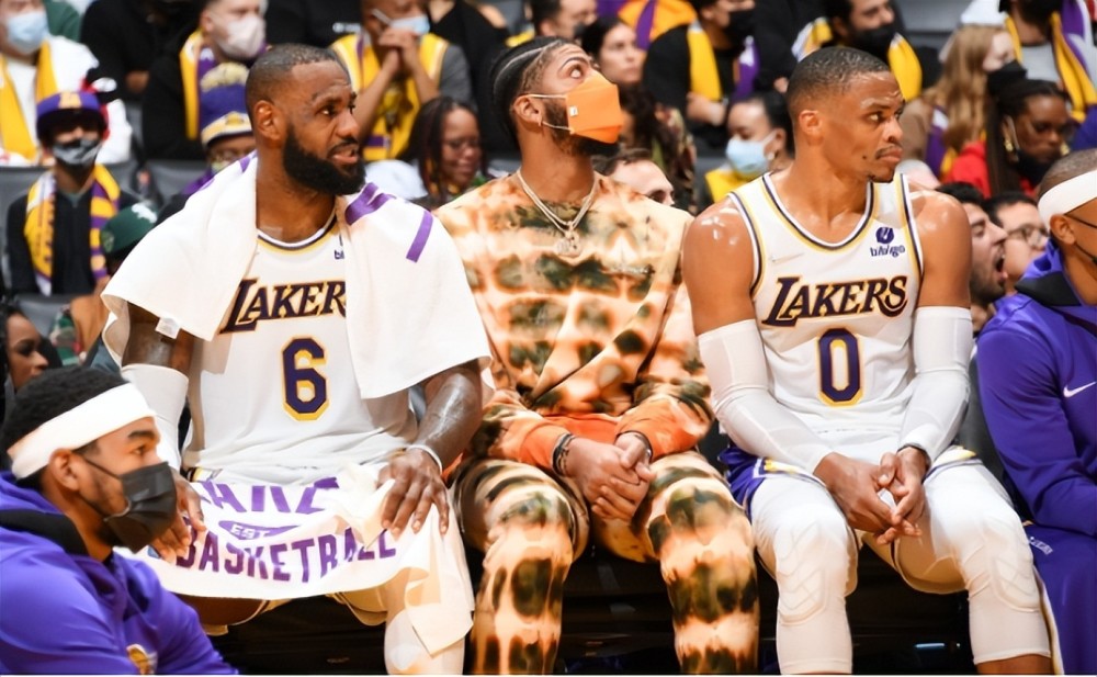 今晚，上海海港门将颜骏凌首发出场，迎来了他代表俱...（今晚，上海海港门将颜骏凌以首发身份出战，迎来其代表俱乐部的重要时刻）