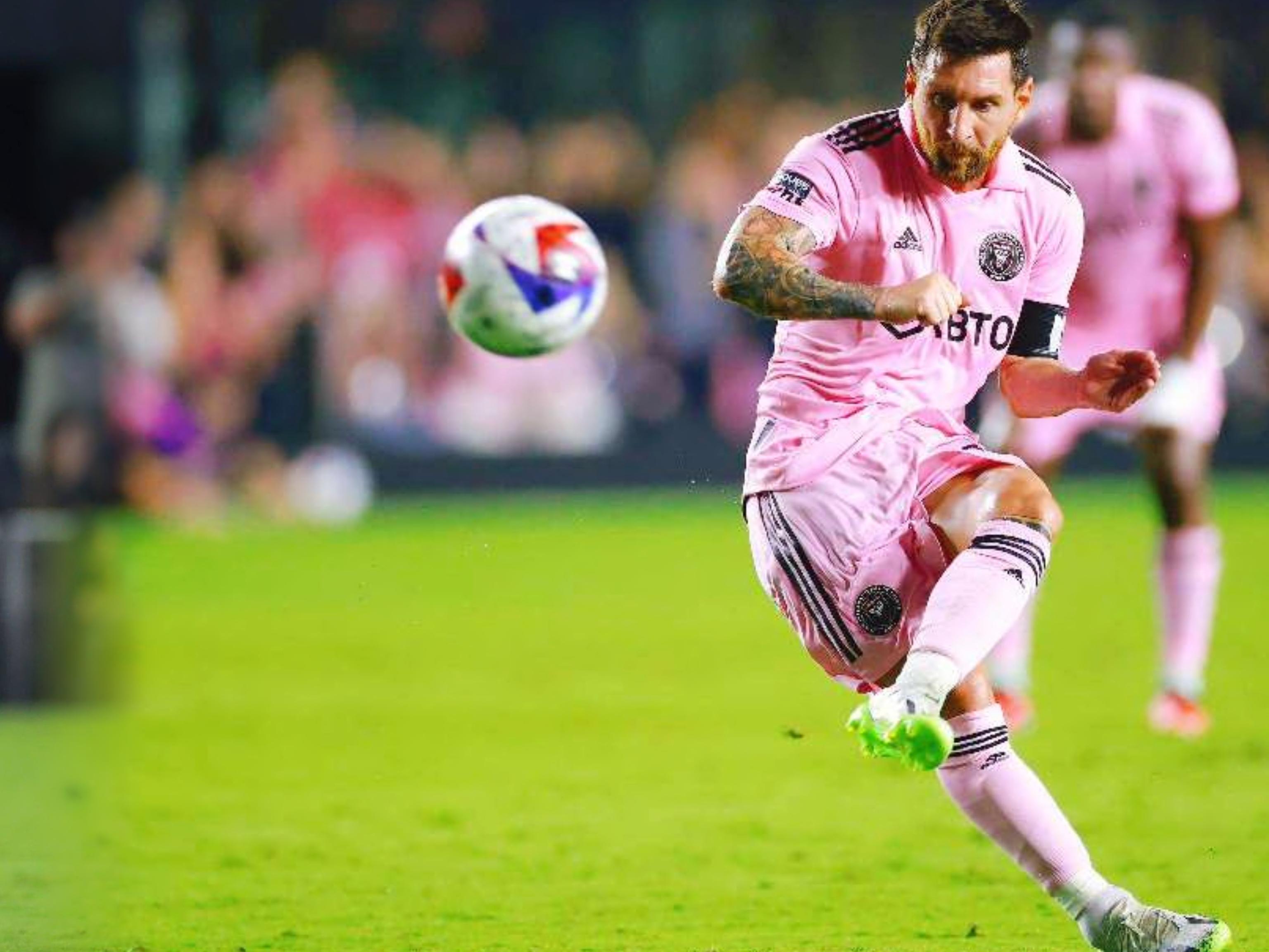 范德法特：C罗训练中总是特别专注，我连他的5%都做不到（范德法特：C罗训练专注力惊人，我连他水平的5%都难以企及）